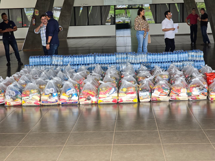 Foram arrecadadas 120 cestas básicas e 140 fardos de água e roupas. (Foto: Divulgação / FUG-AC)