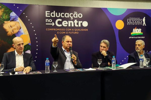 FUG entrega documento Educação no Centro