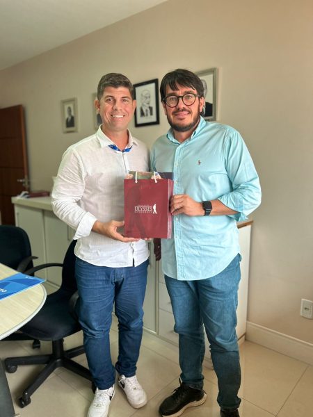 FUG-ES discute parceria em projeto de conscientização sobre os riscos dos jogos online