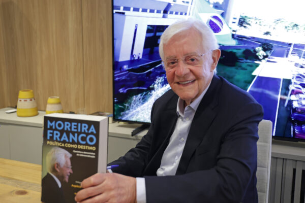 Moreira Franco lança livro sobre bastidores da política brasileira em Brasília