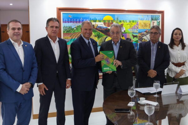 Alceu Moreira apresenta documento Caminhos para o Brasil à diretoria da CNA